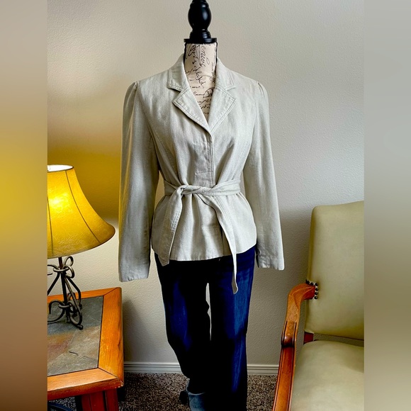 Fitted Off White Linen Blazer with Matching Belt SZ 12/LARGE by Isaac Mizrahi - Picture 1 of 4